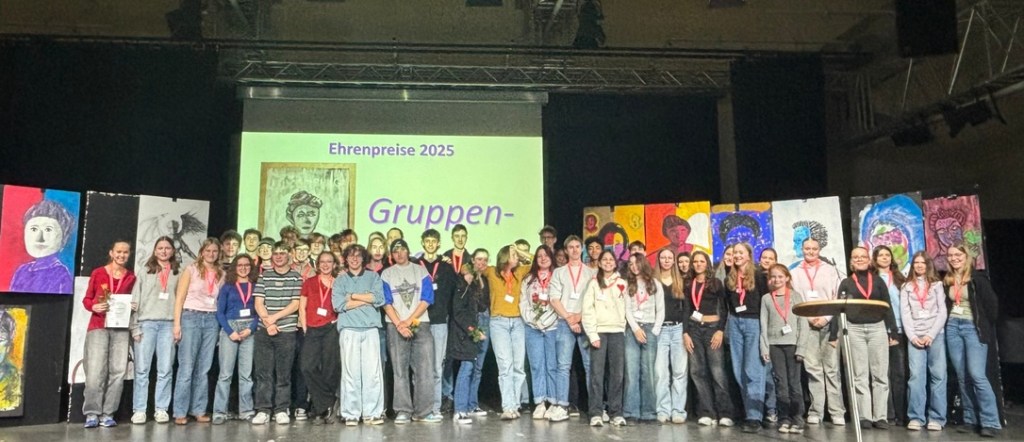 Gruppenbild der Schüler*innen des Rosa Luxemburg Gymnasiums, die mit dem Rosa-Luxemburg-Preis geehrt wurden.